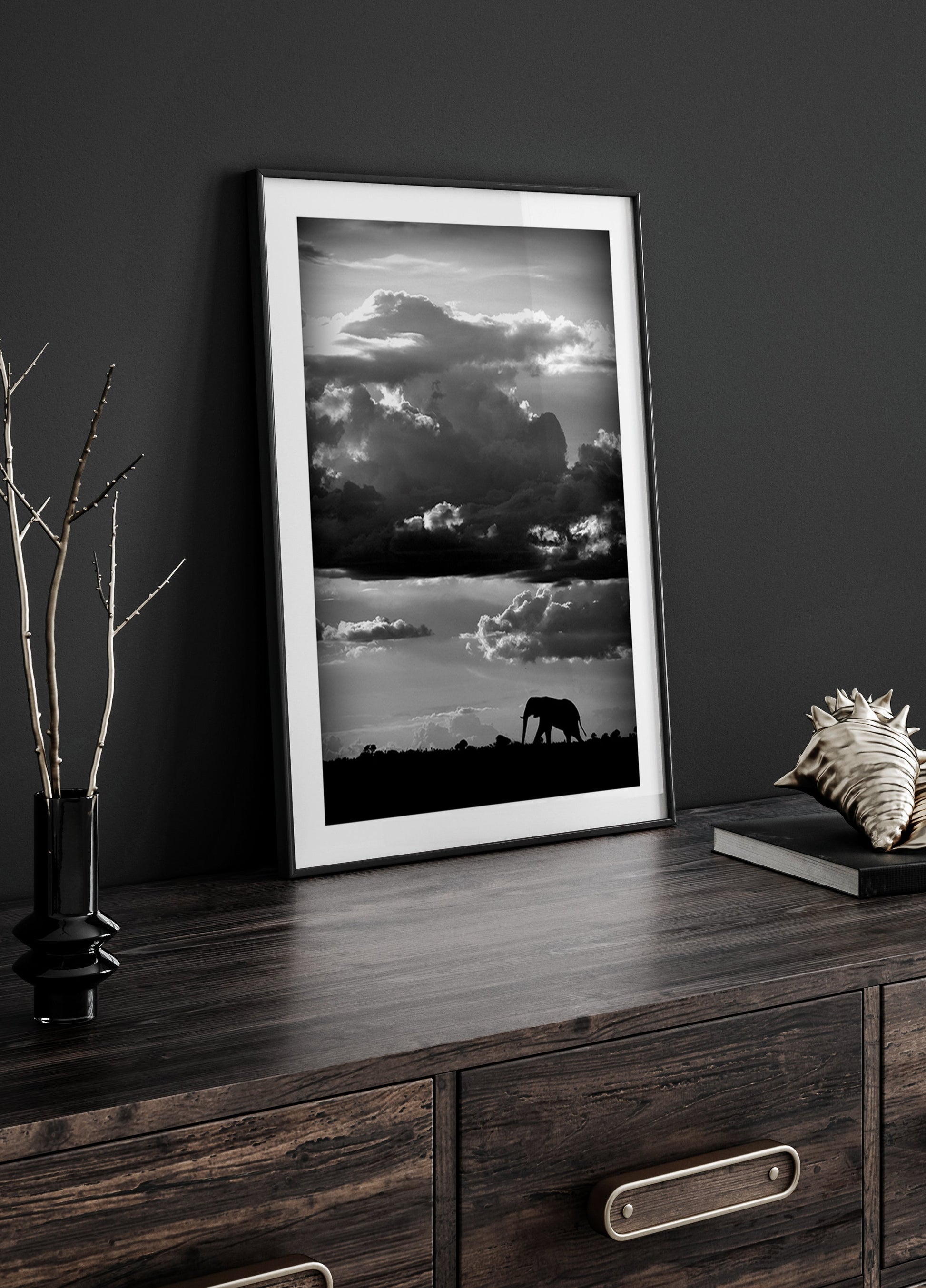 Il marche sous un ciel africain