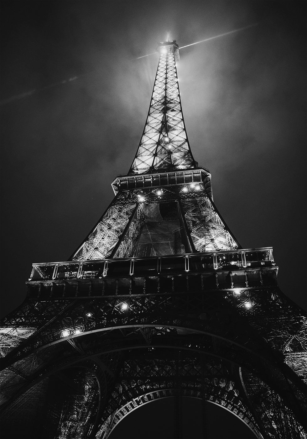 Eiffel Tower Paris Night Black & White Plakat - Posterbox