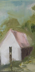 une maison blanche au toit rose, située dans un paysage verdoyant avec des arbres et du feuillage.