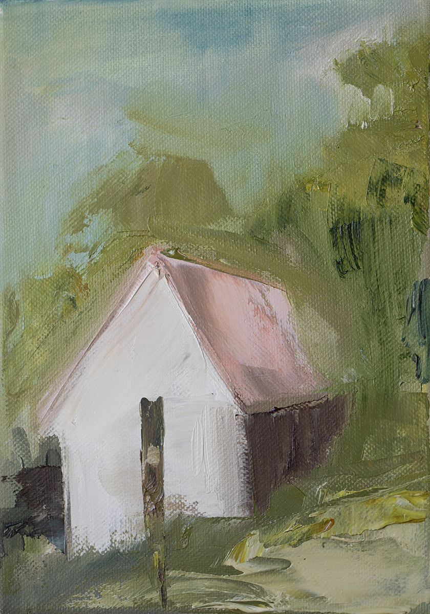 une maison blanche au toit rose, située dans un paysage verdoyant avec des arbres et du feuillage.