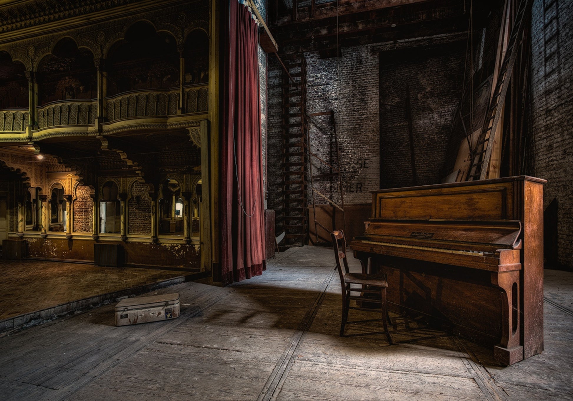 Piano de théâtre abandonné