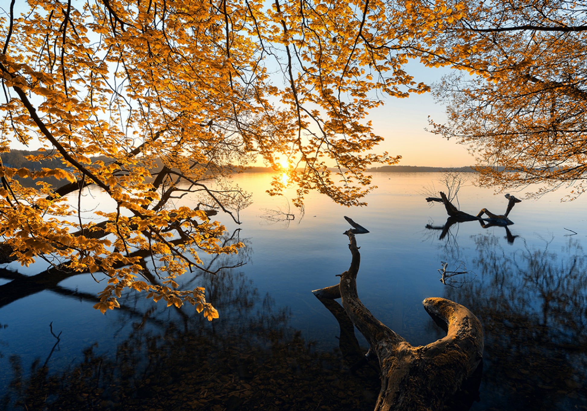 Lever du soleil sur le lac d'automne doré
