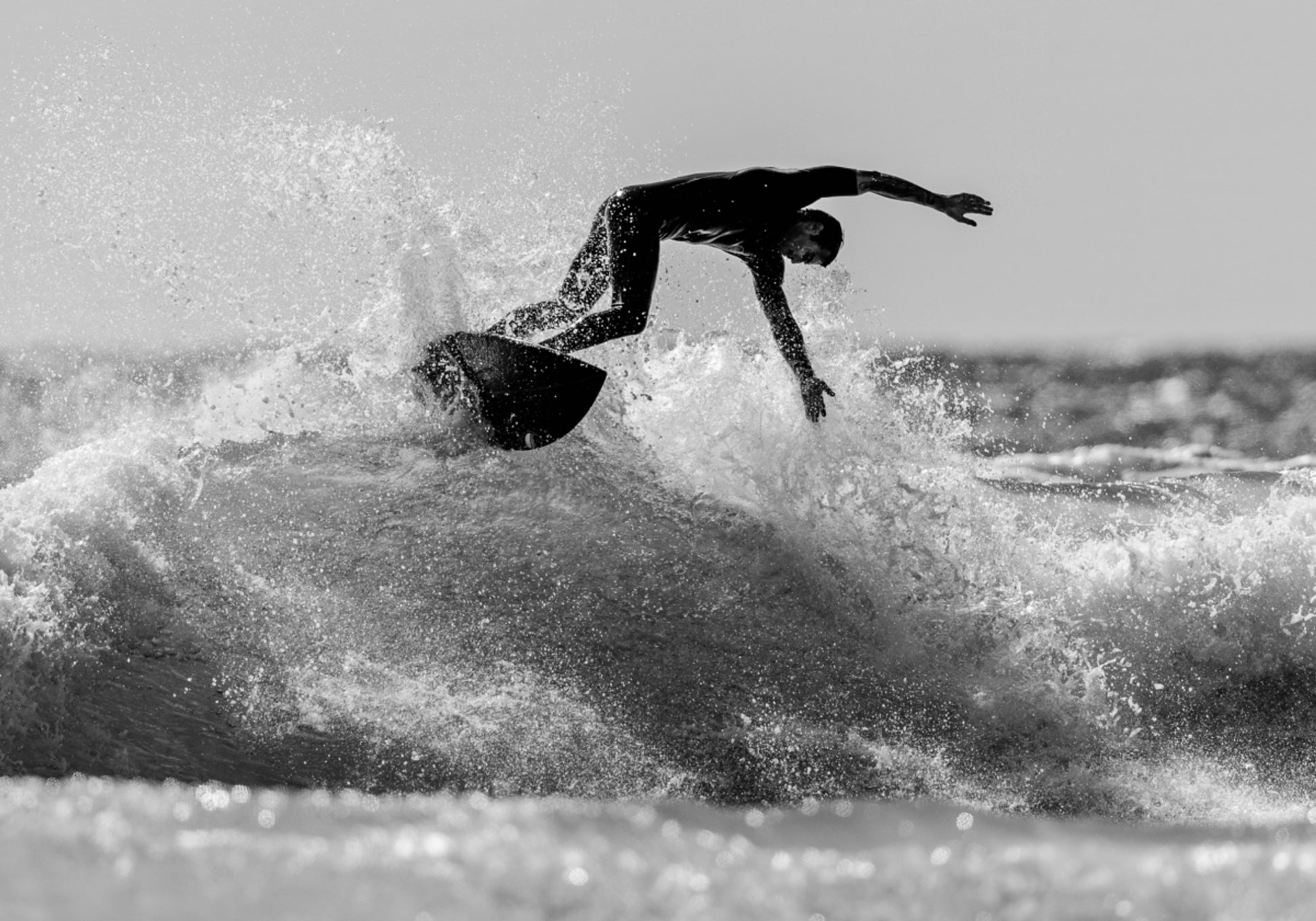 Surfeur chevauchant une vague océanique