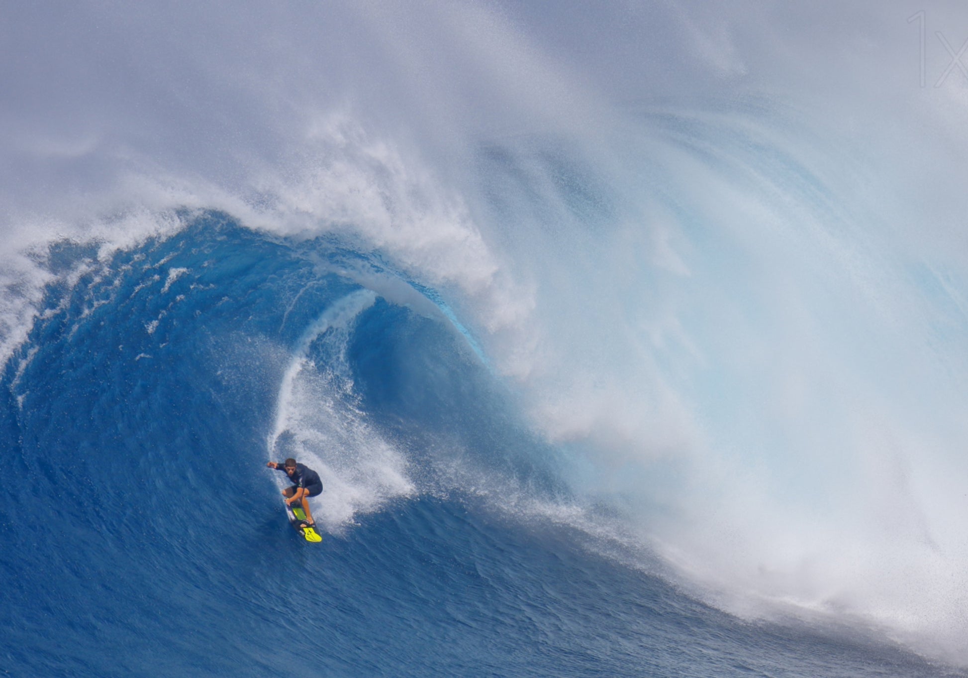 Surfeur chevauchant une grosse vague