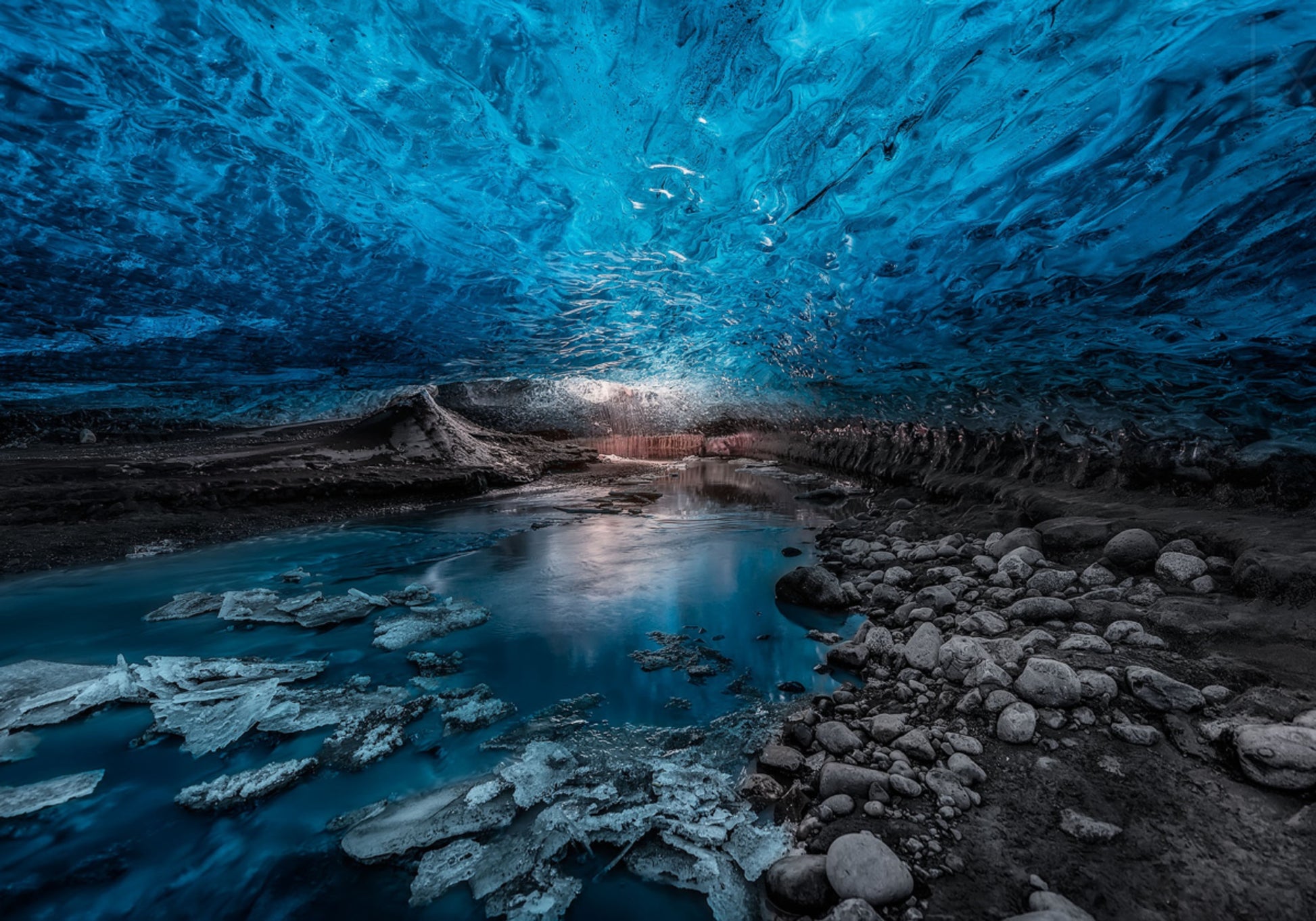 Ruisseau de la grotte de glace bleue