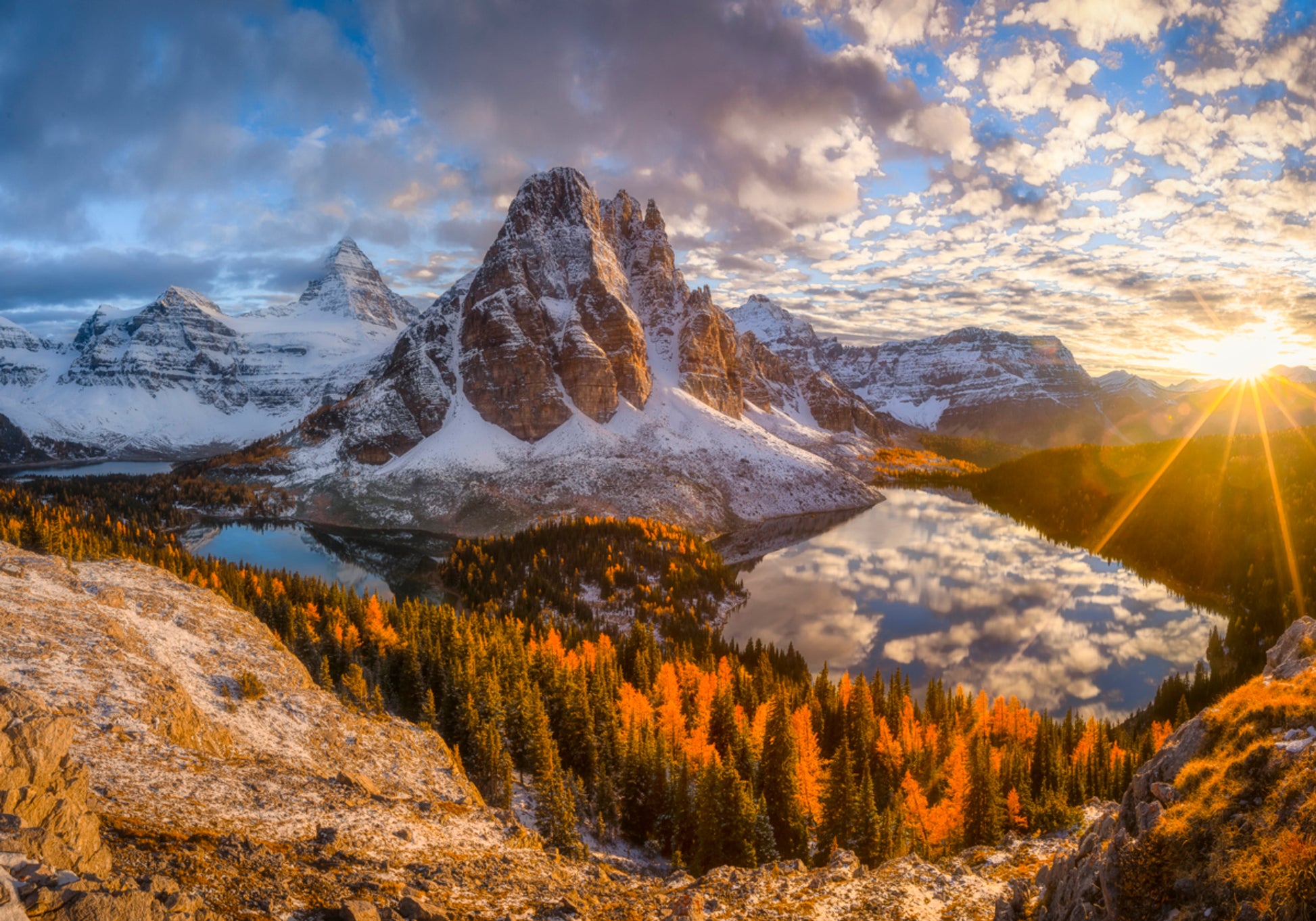 Lever du soleil sur le lac Golden Mountain