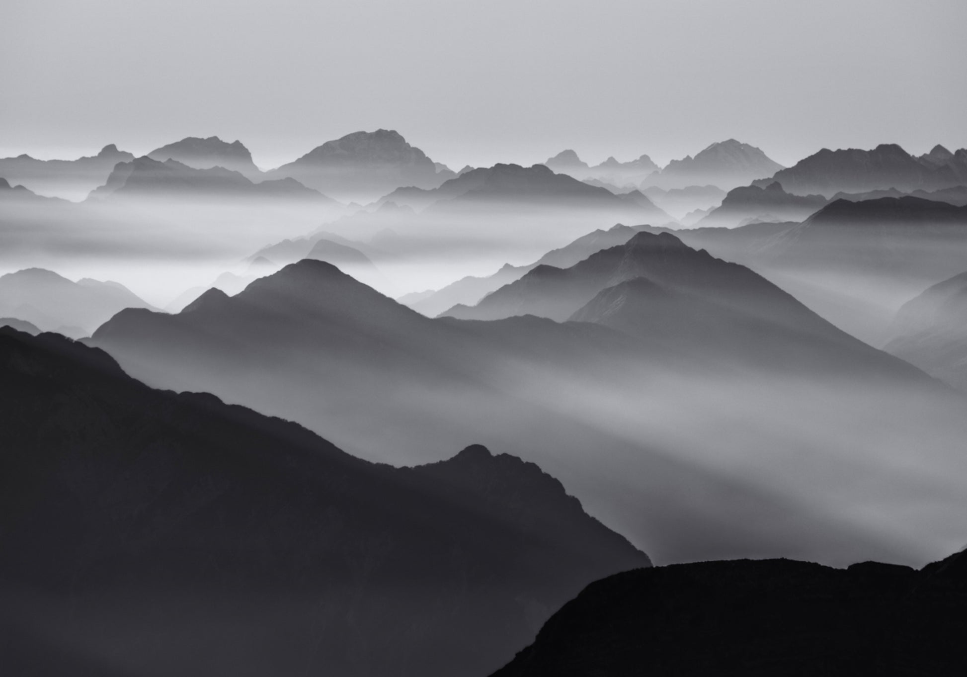 Lumière de montagne brumeuse