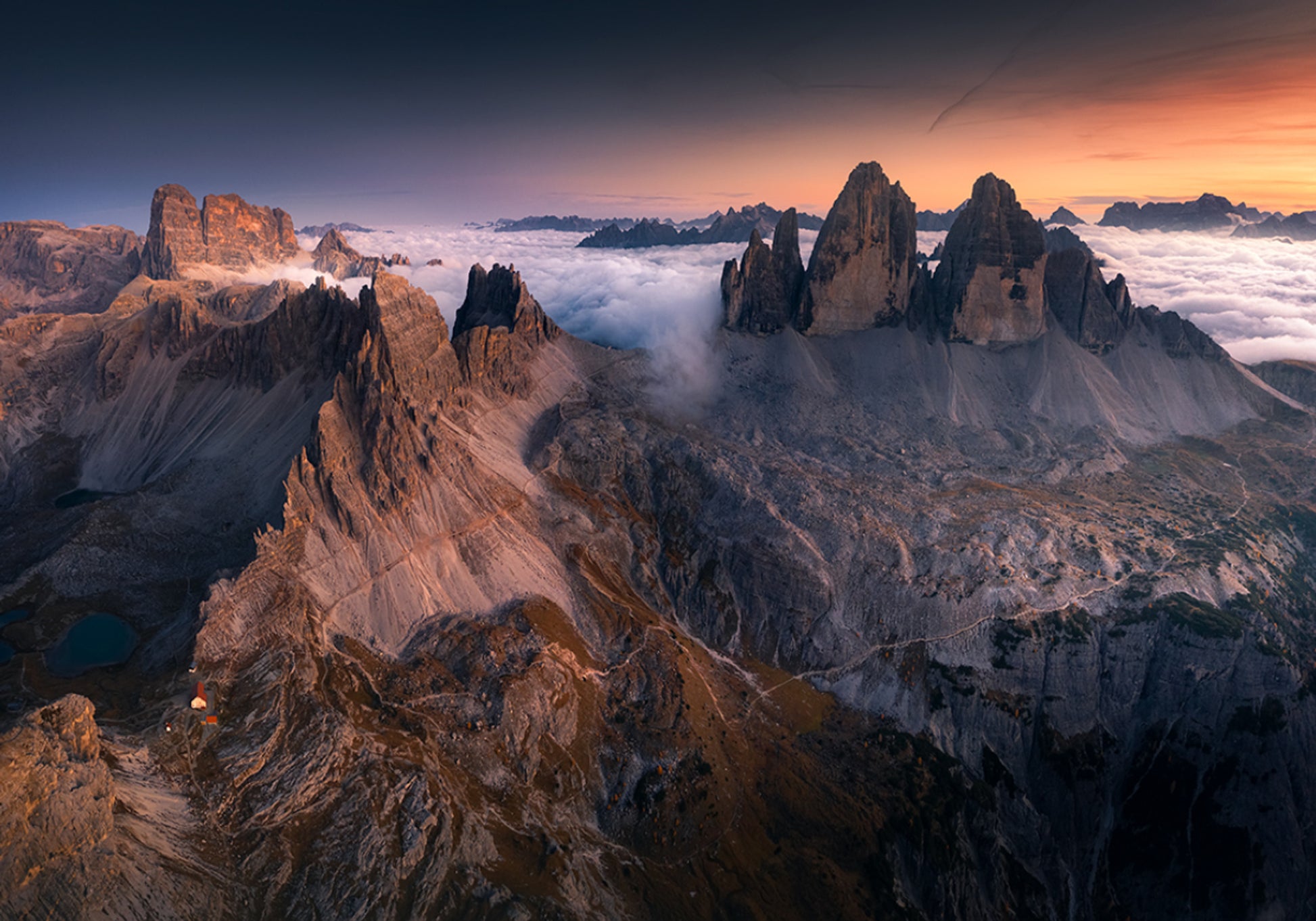 Pics majestueux au-dessus des nuages