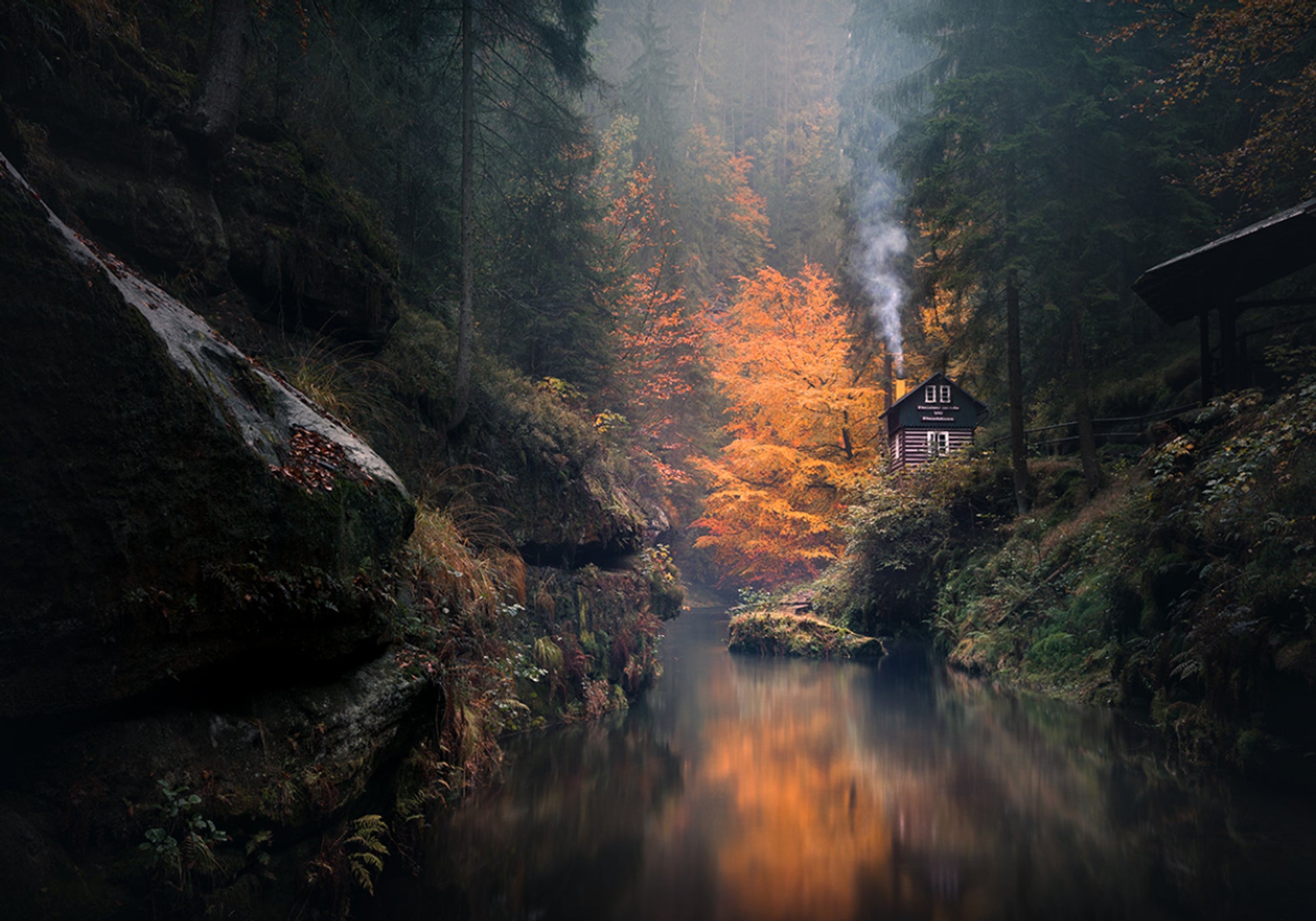 Cabane d'automne brumeuse