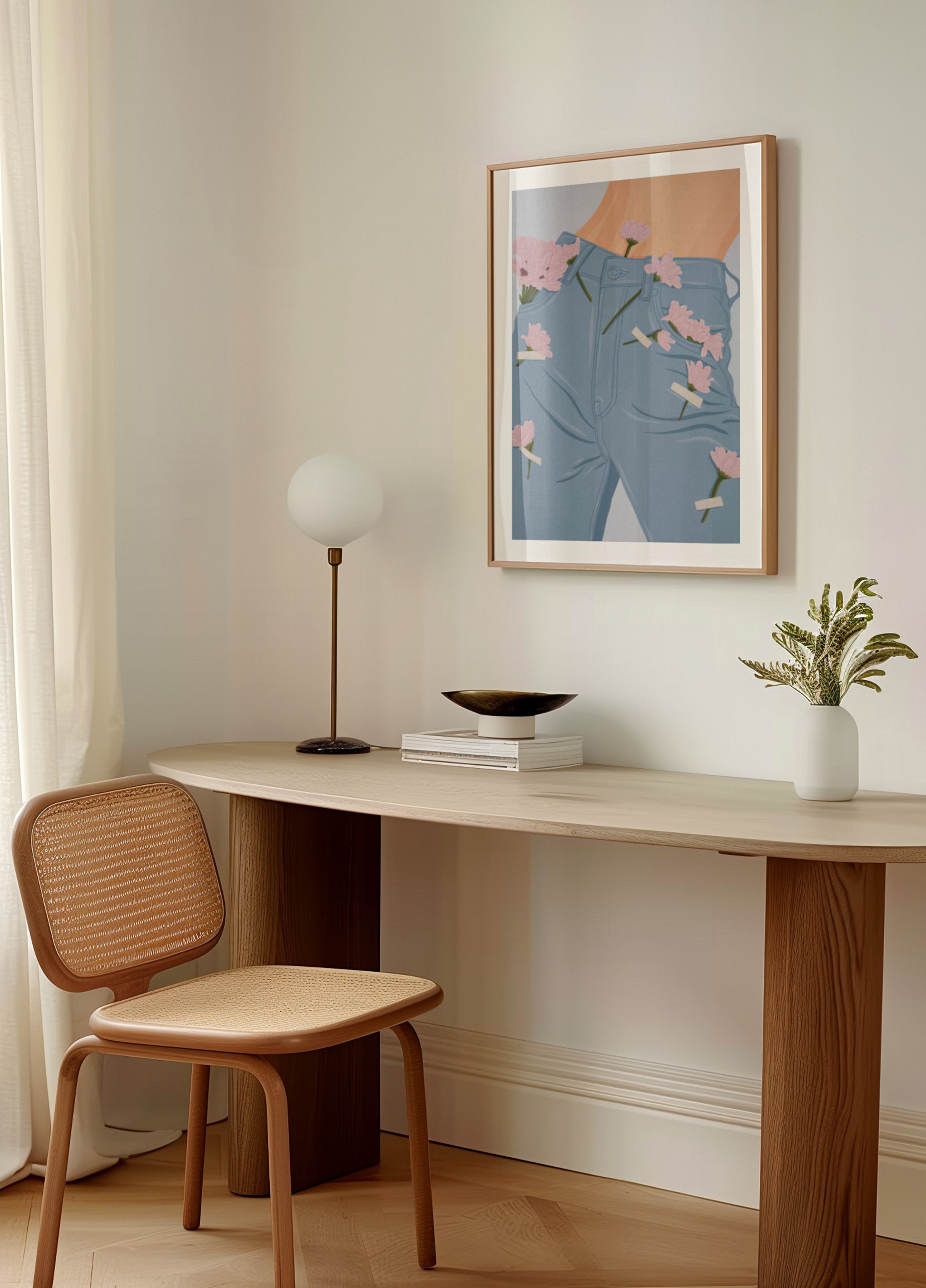 Fleurs roses sur un jean