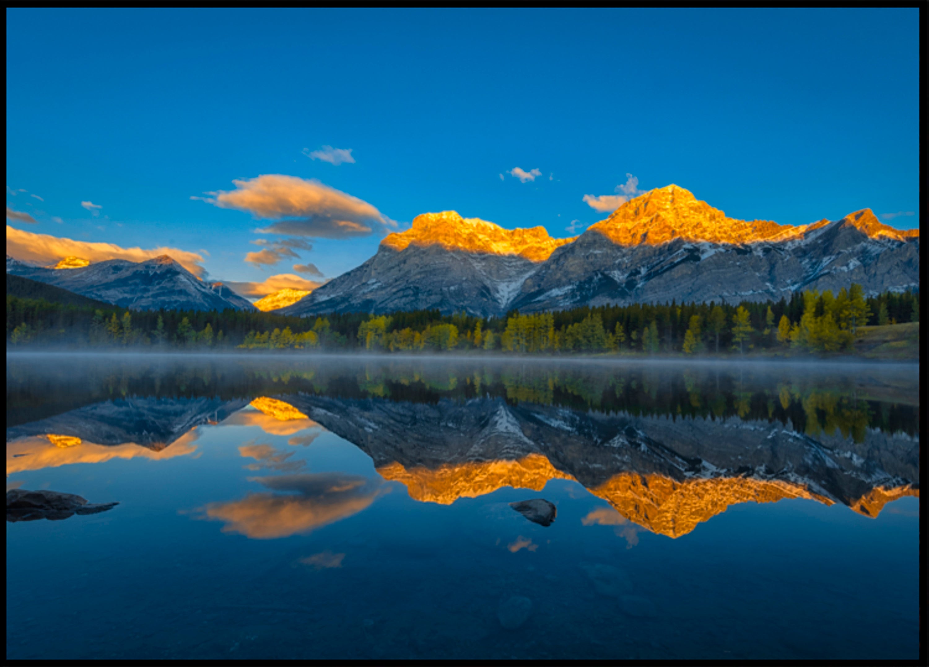 Réflexions de la montagne dorée