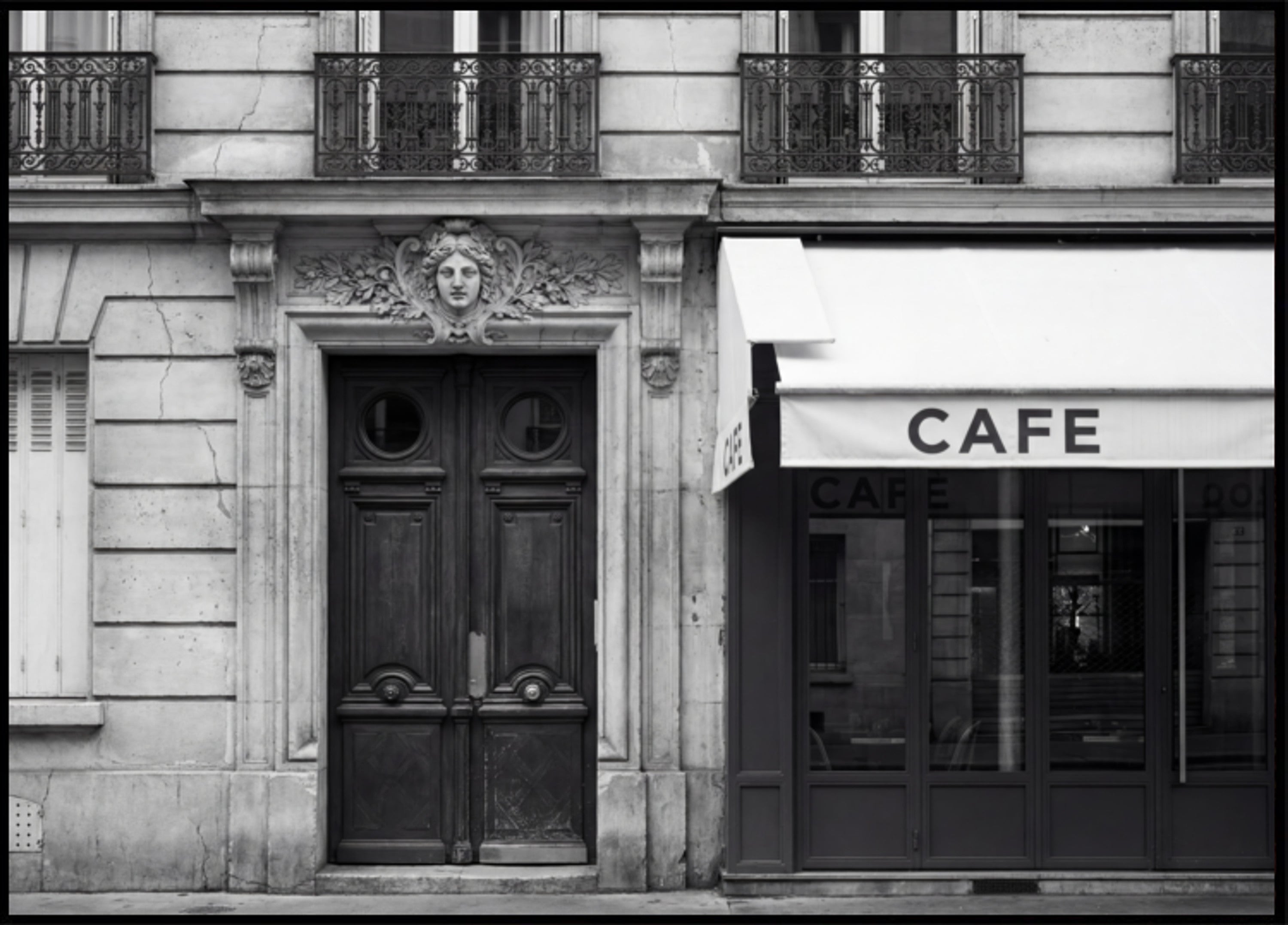 Façade de café parisien