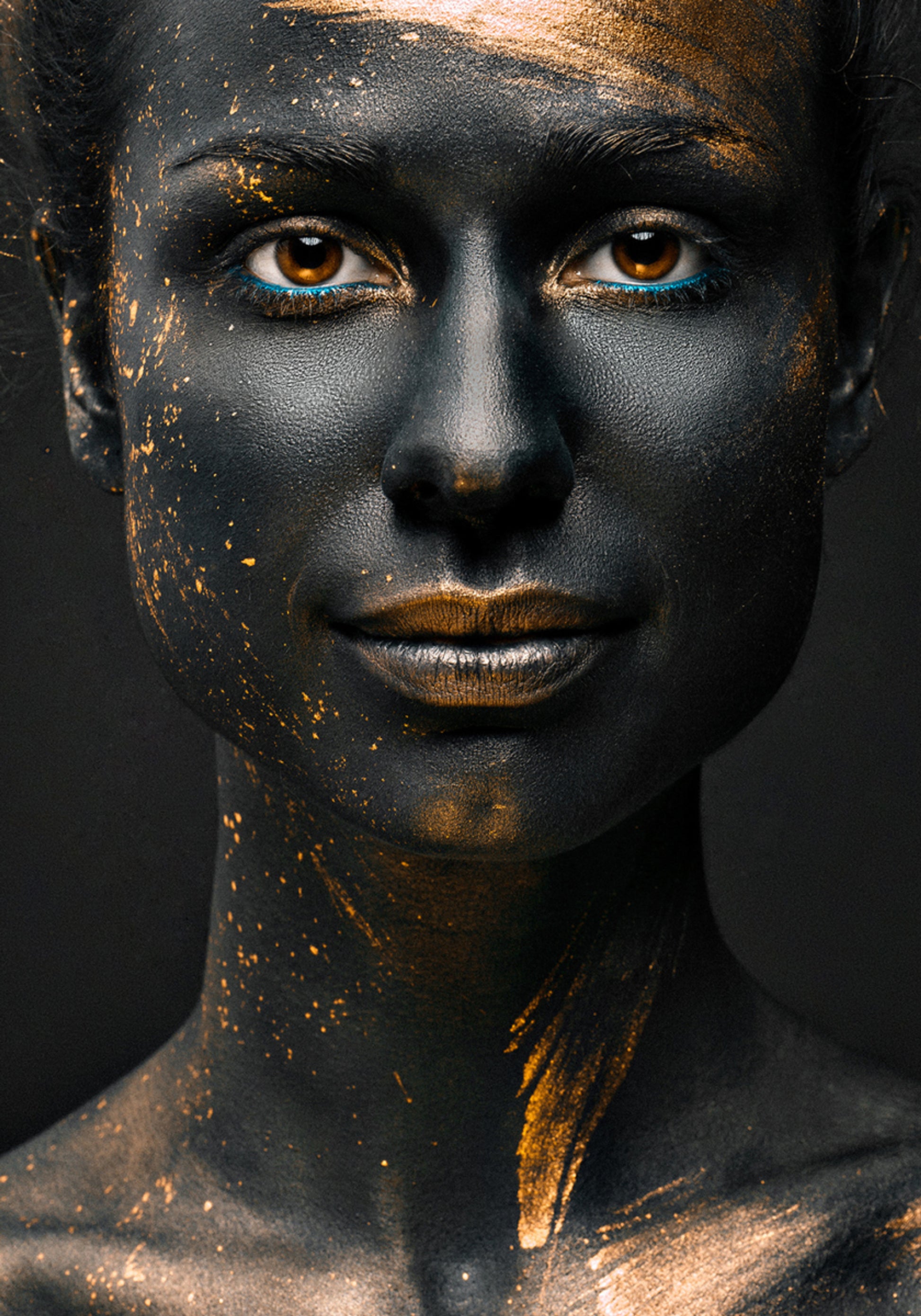 Portrait d'éclaboussures d'or noir