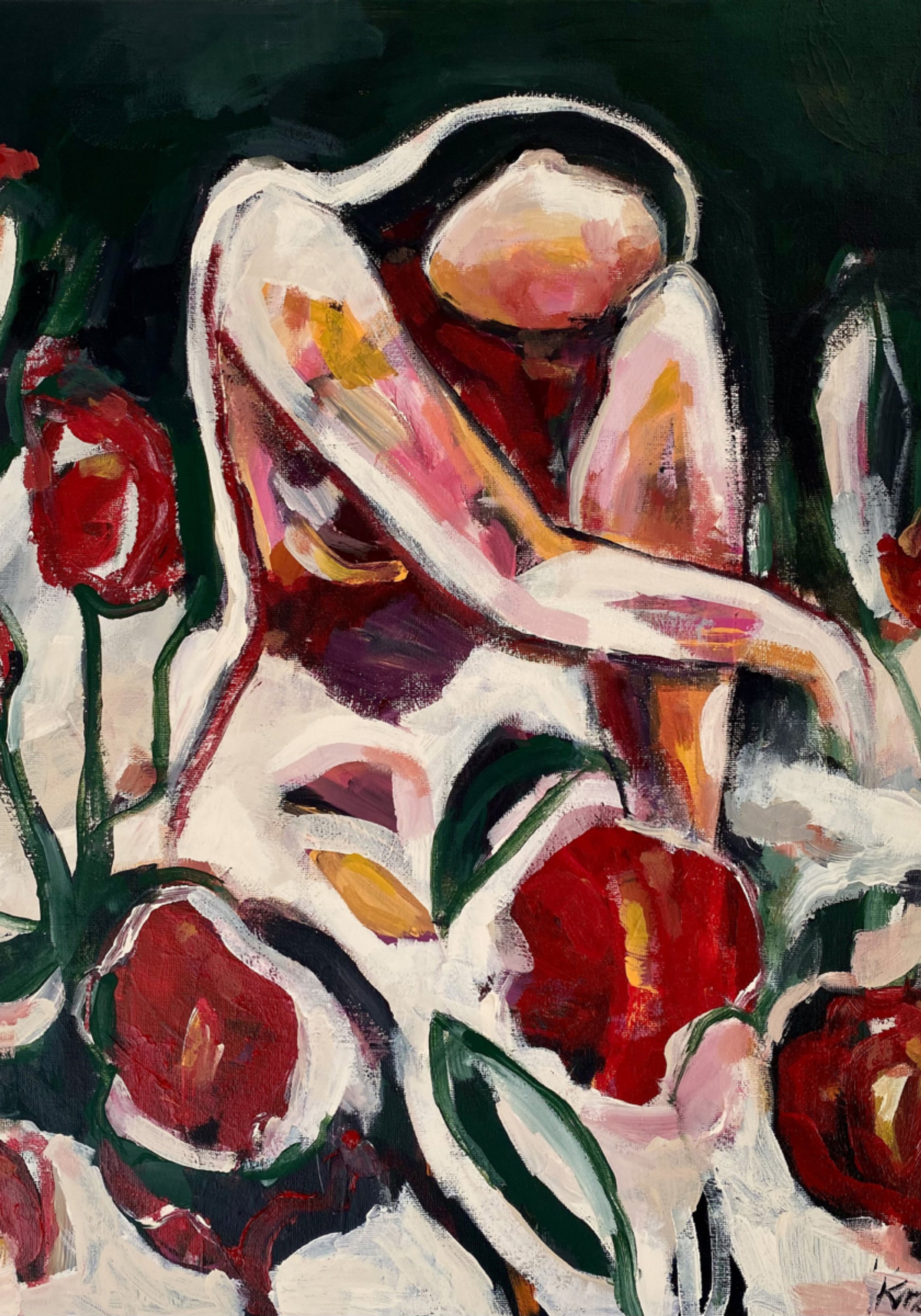 Femme parmi les fleurs rouges
