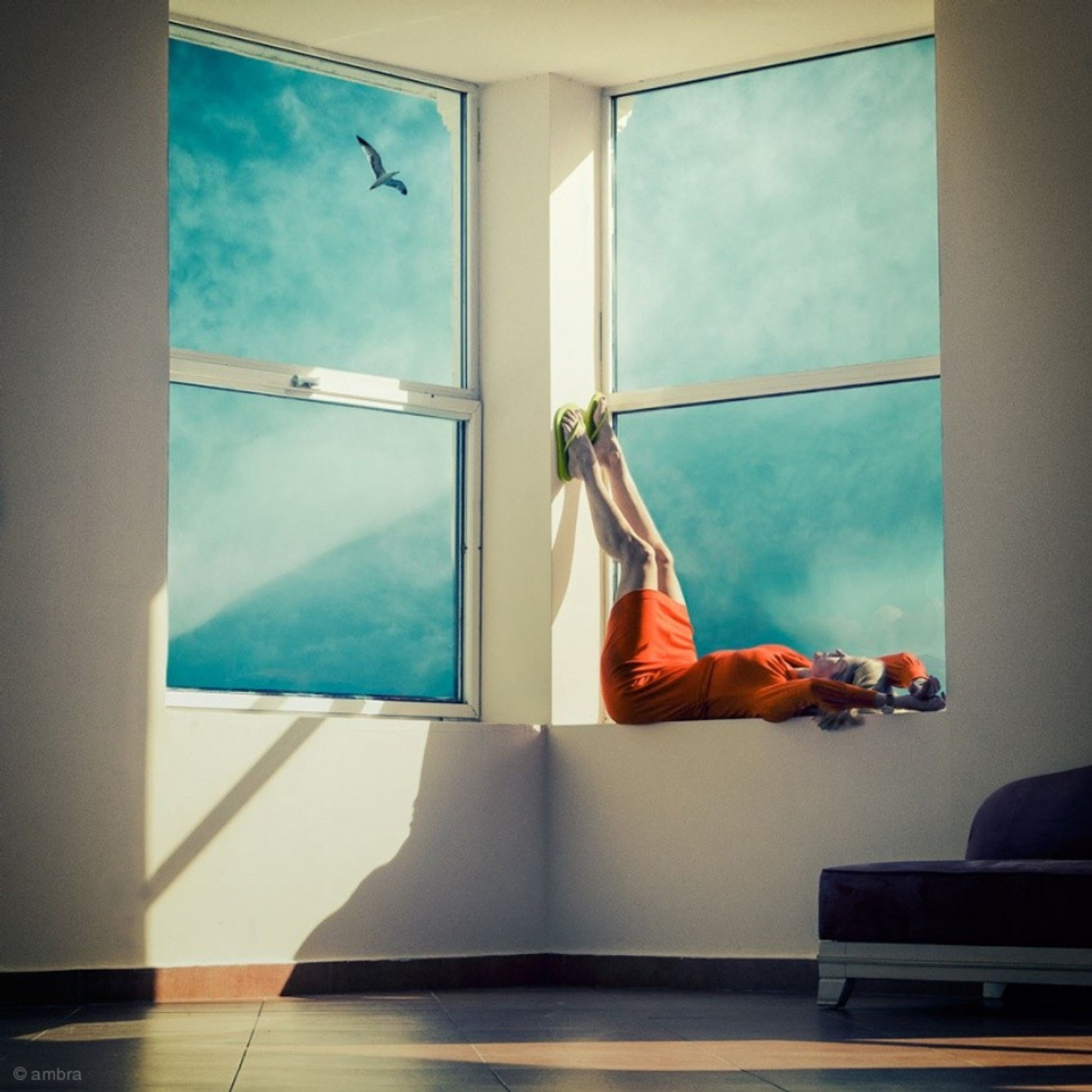Vue de la fenêtre avec les jambes levées