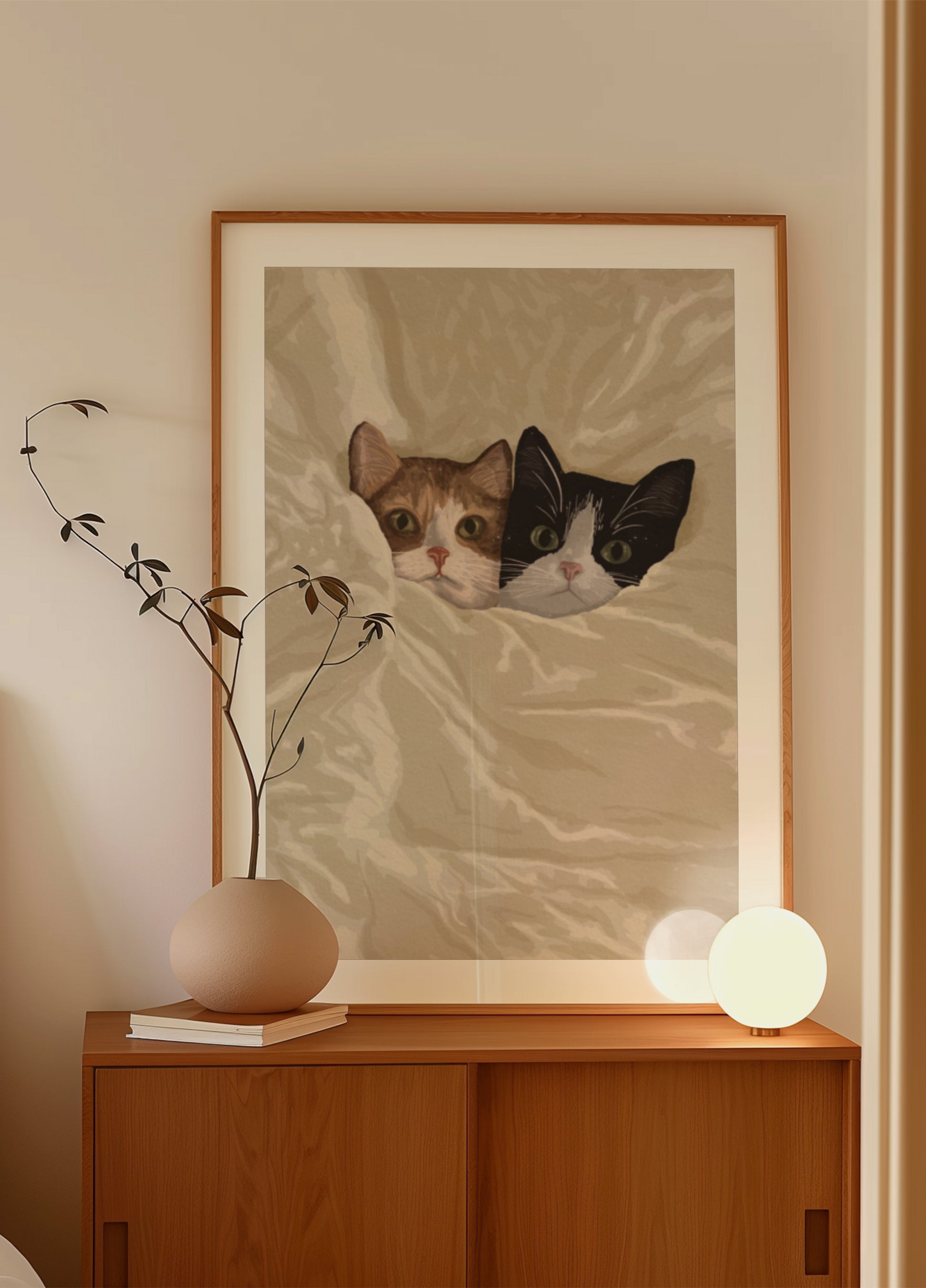 Chats confortables jetant un coup d’œil