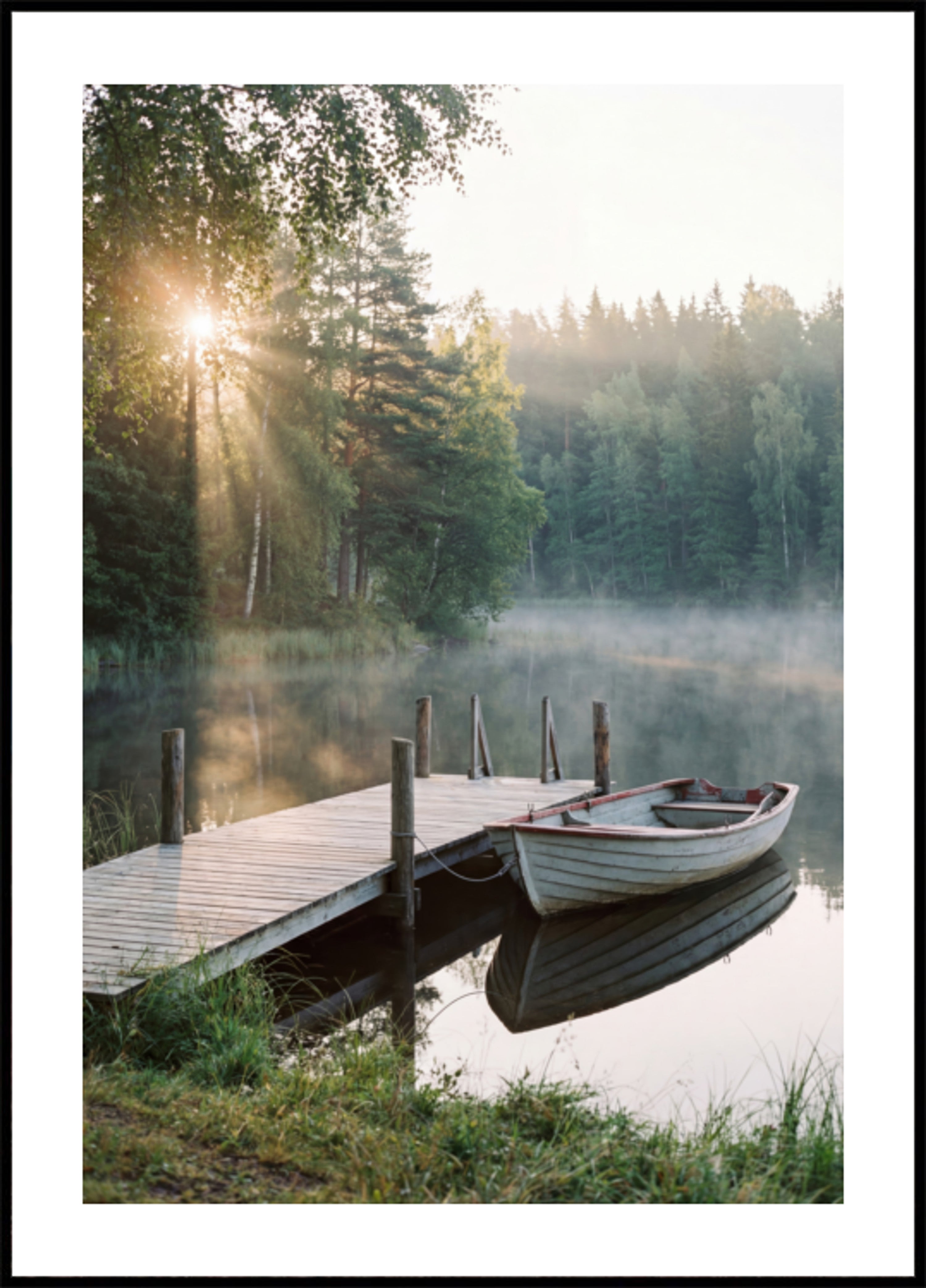 Bateau sur le lac du matin brumeux