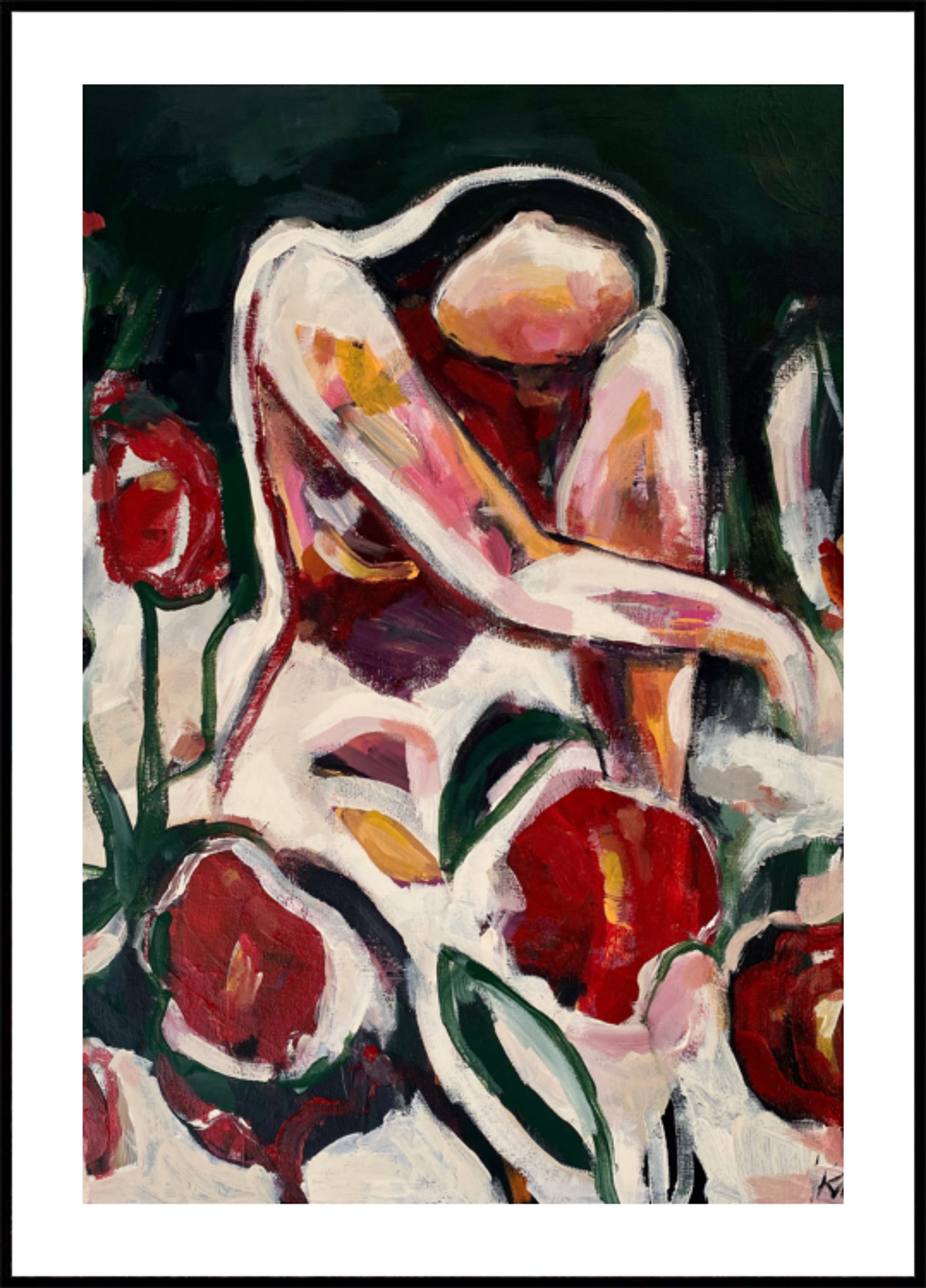 Femme parmi les fleurs rouges