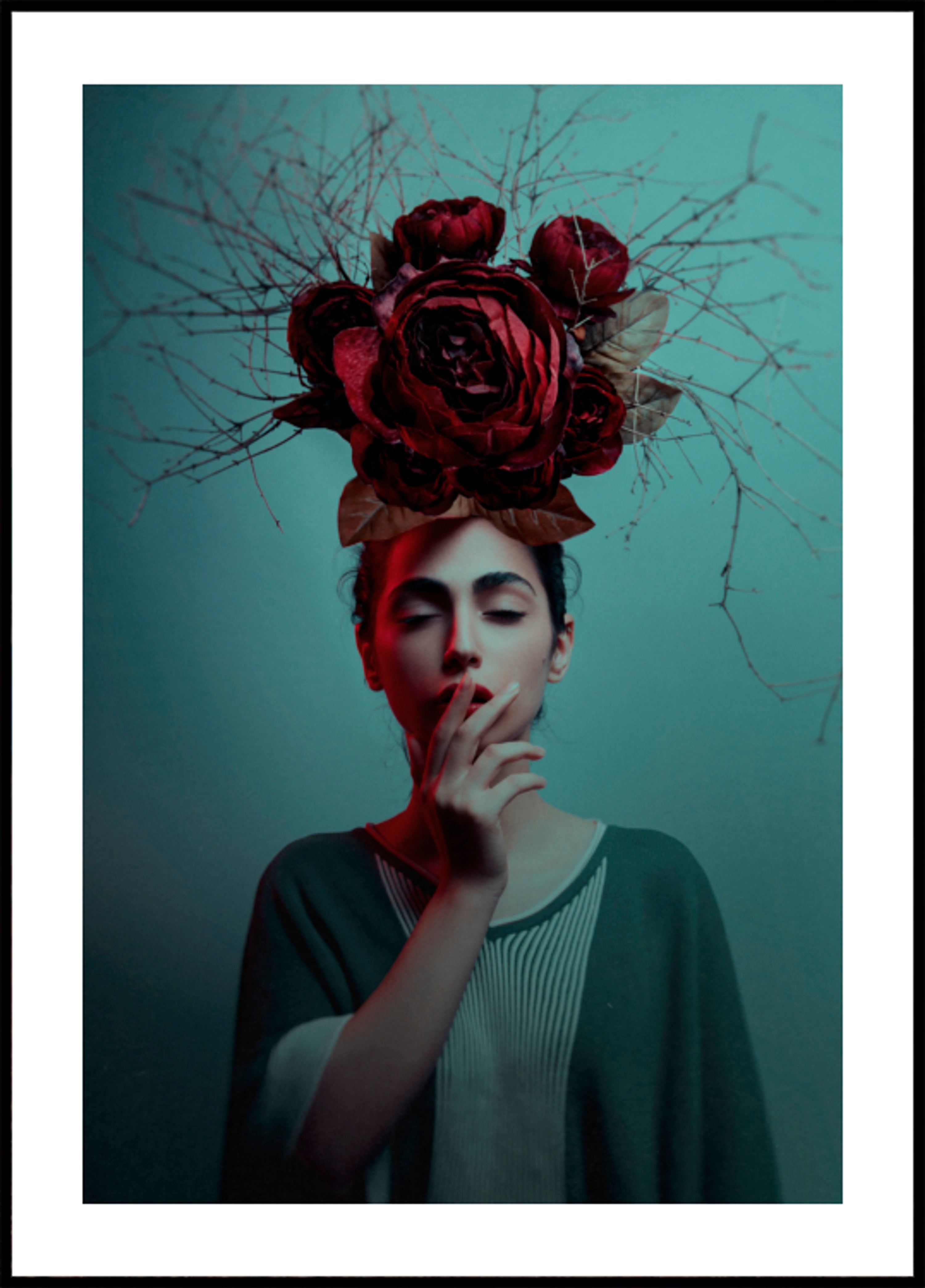 Femme pensive, roses rouges