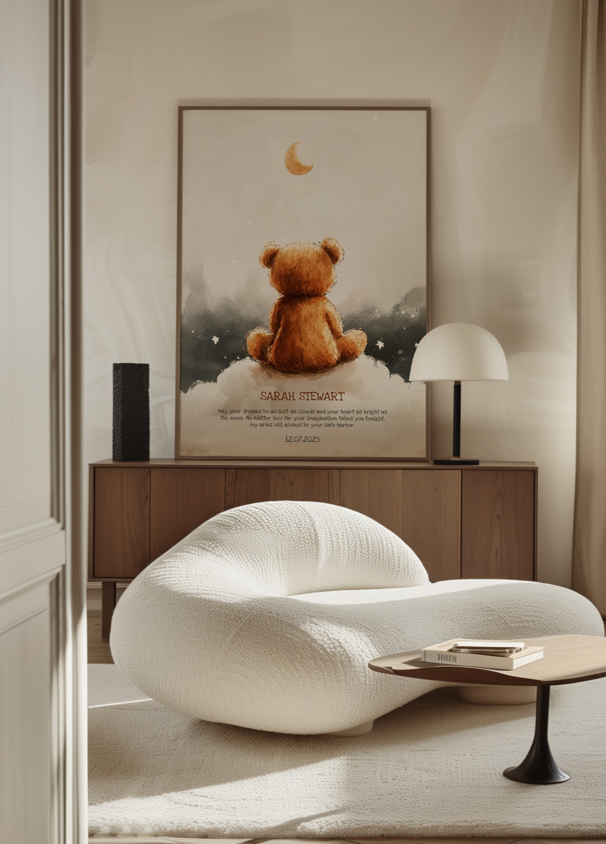 Ours en peluche impersonnel sous le croissant de lune
