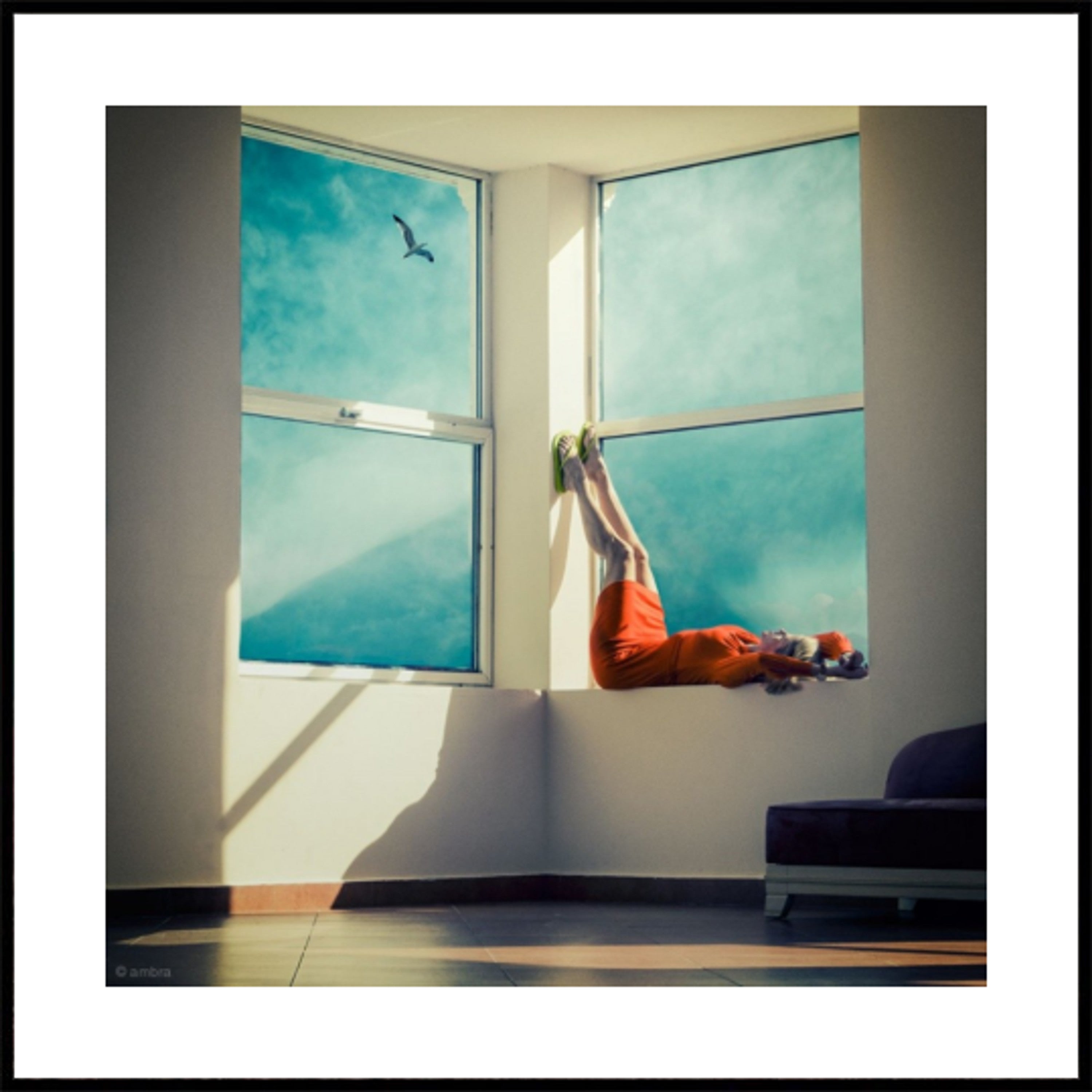 Vue de la fenêtre avec les jambes levées