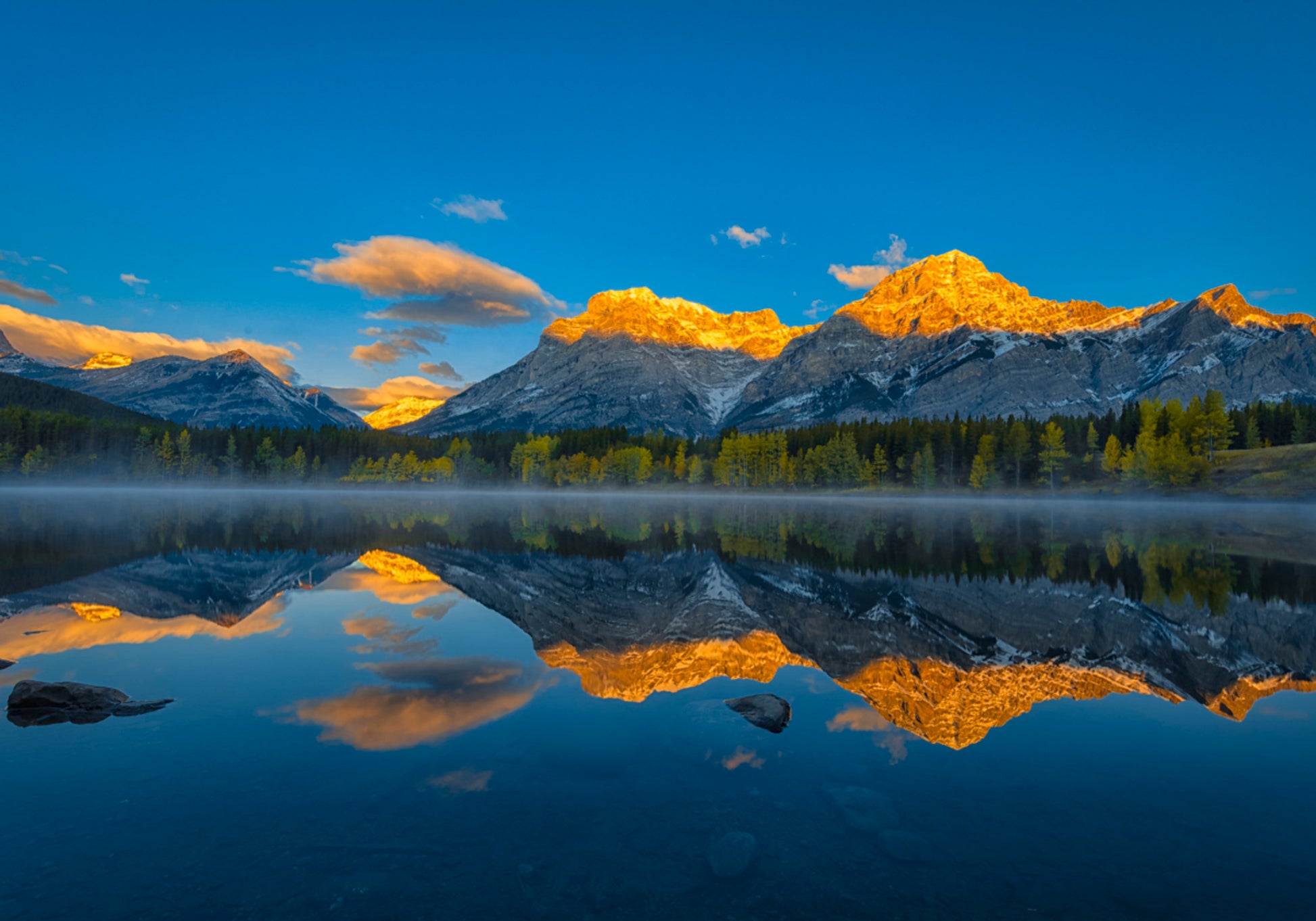Réflexions de la montagne dorée