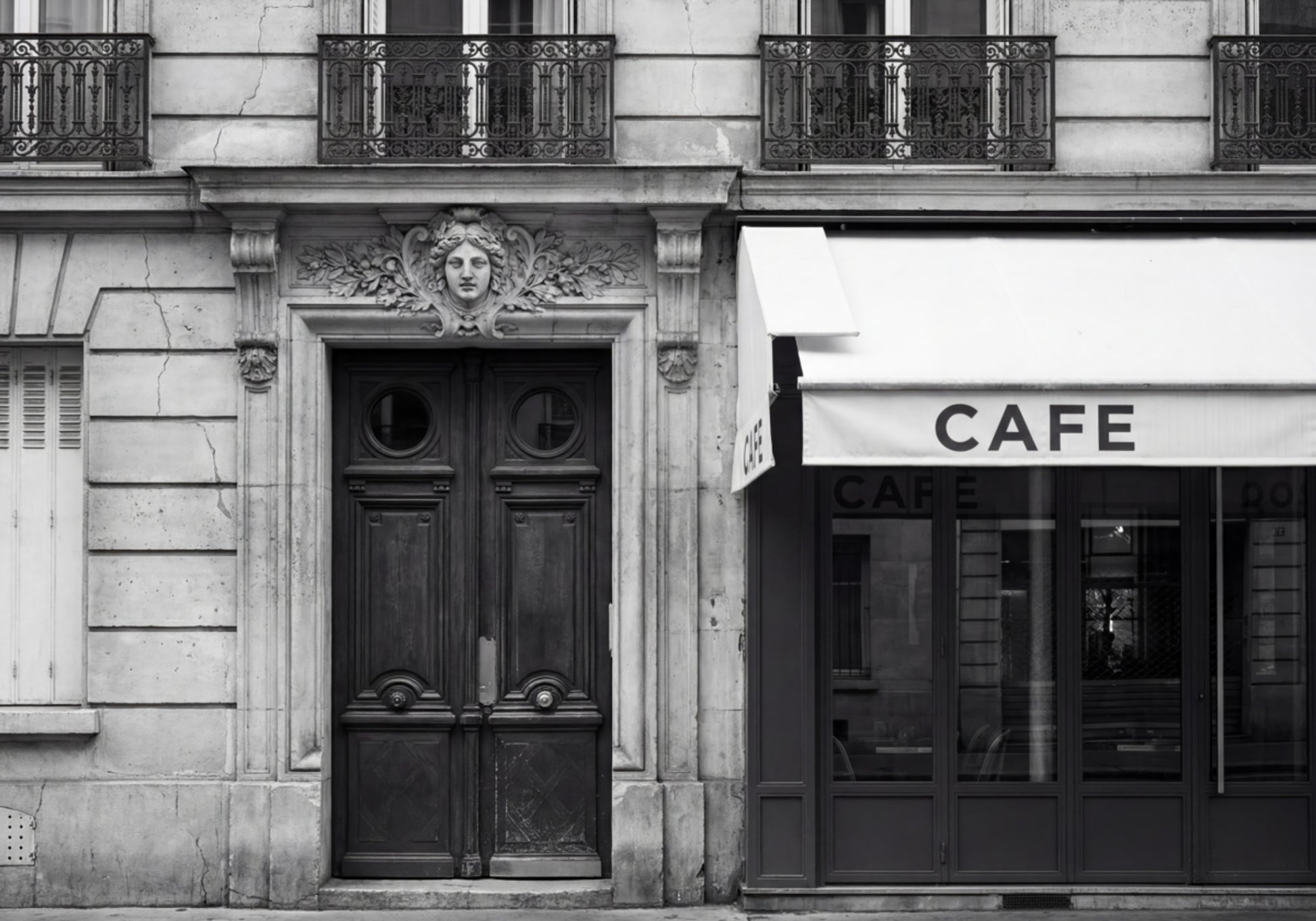 Façade de café parisien