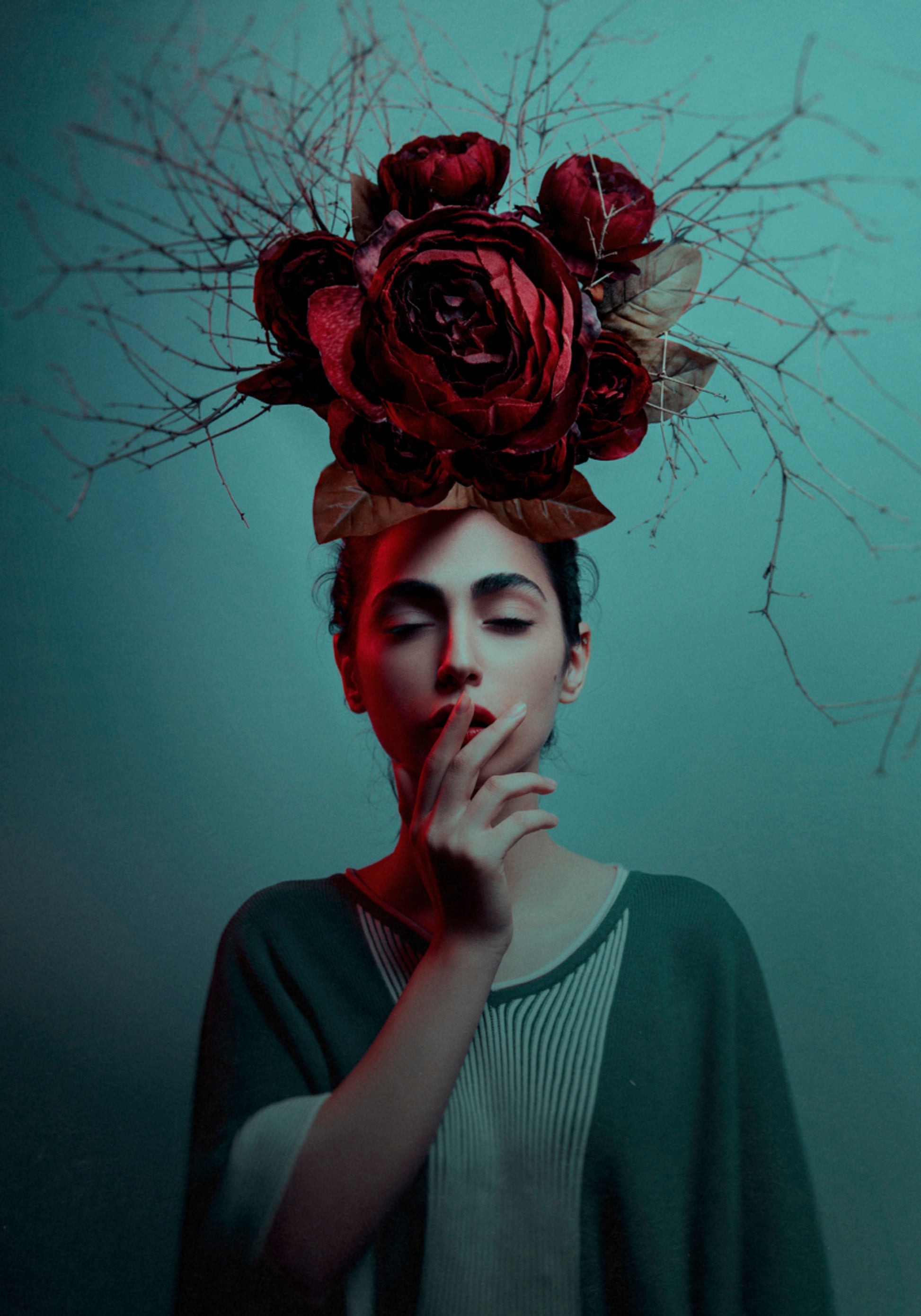 Femme pensive, roses rouges