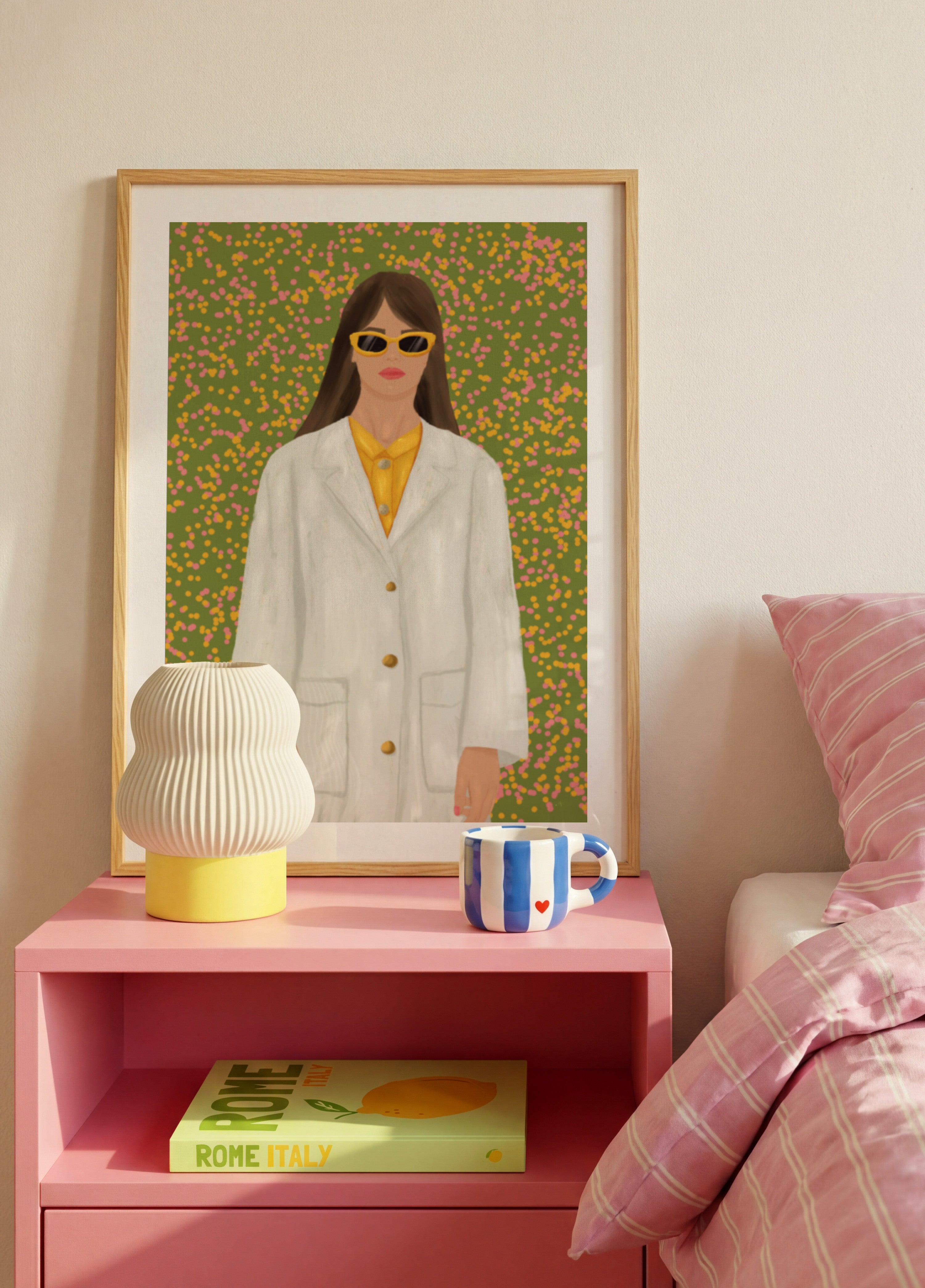 Femme chic en lunettes de soleil