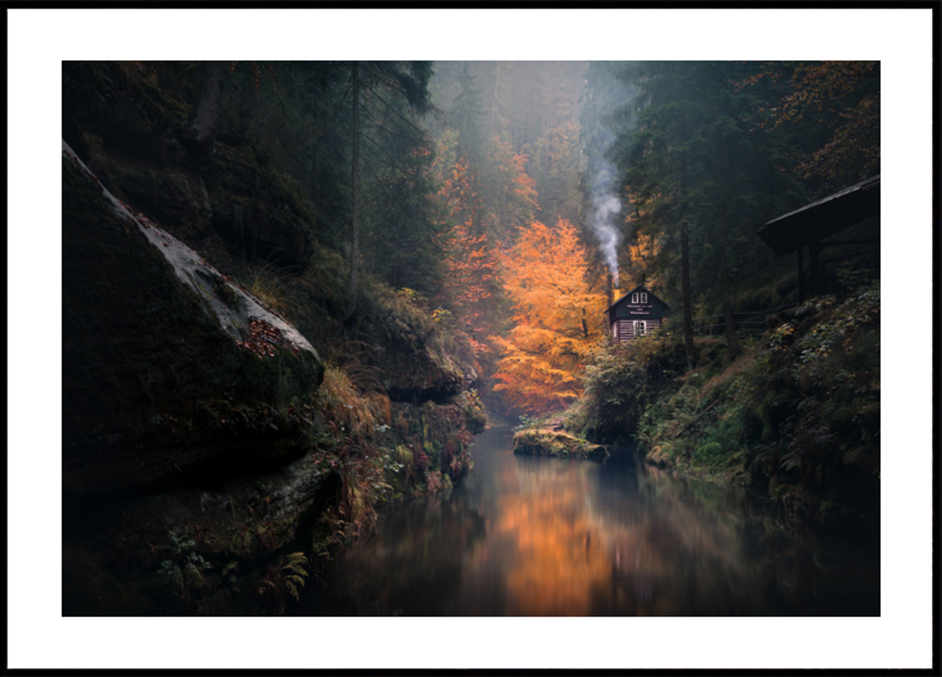 Cabane d'automne brumeuse