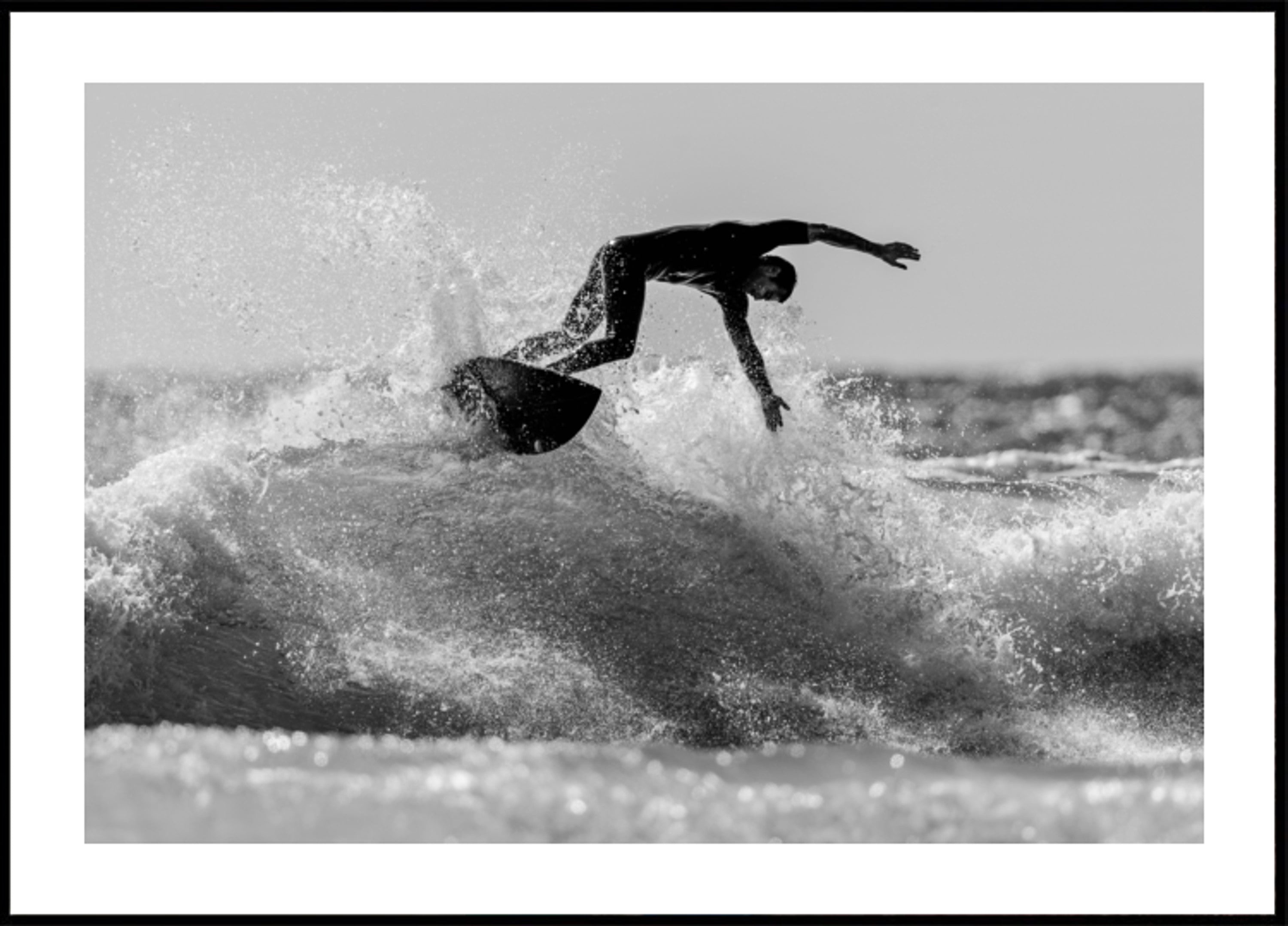 Surfeur chevauchant une vague océanique