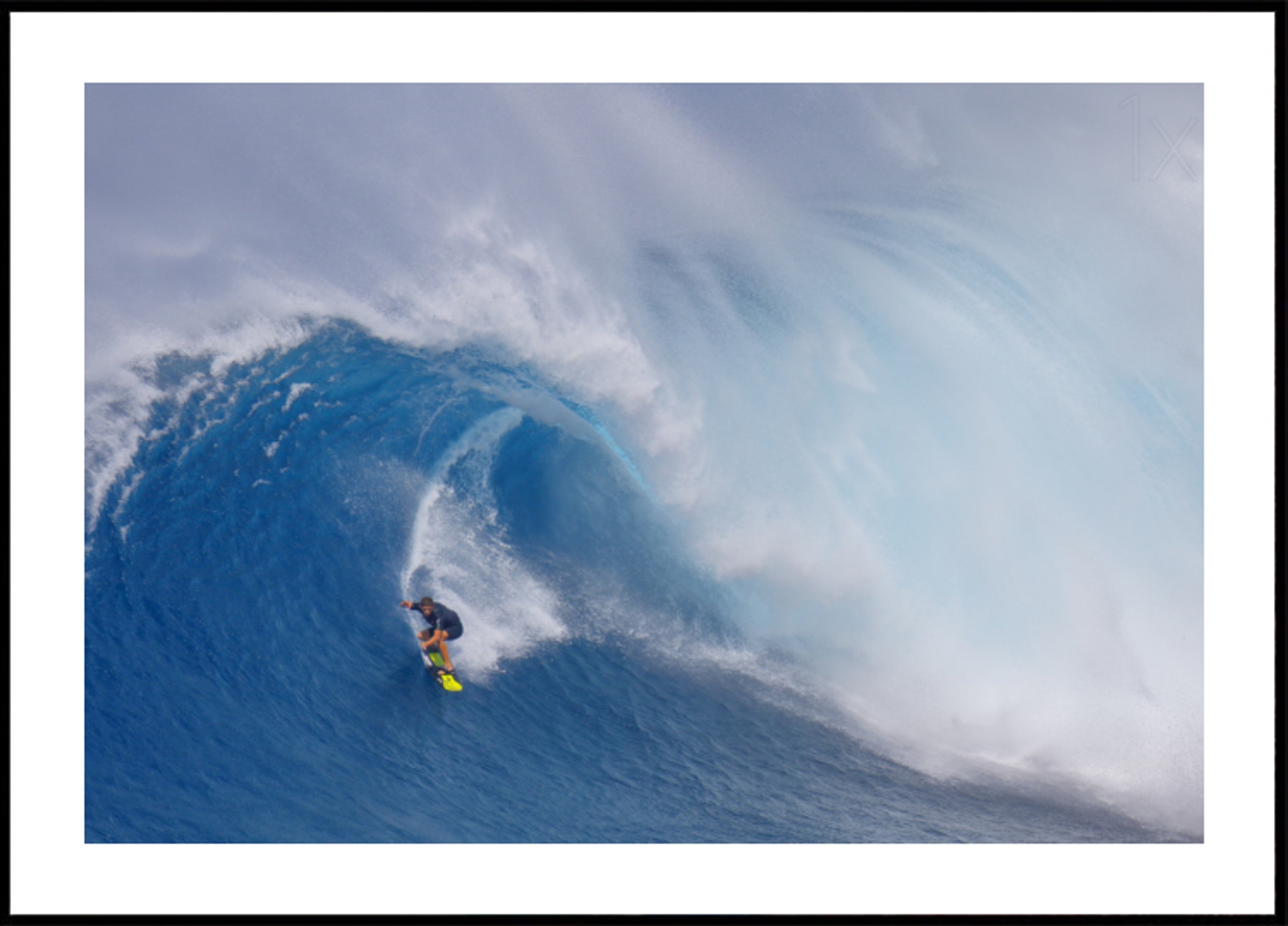 Surfeur chevauchant une grosse vague