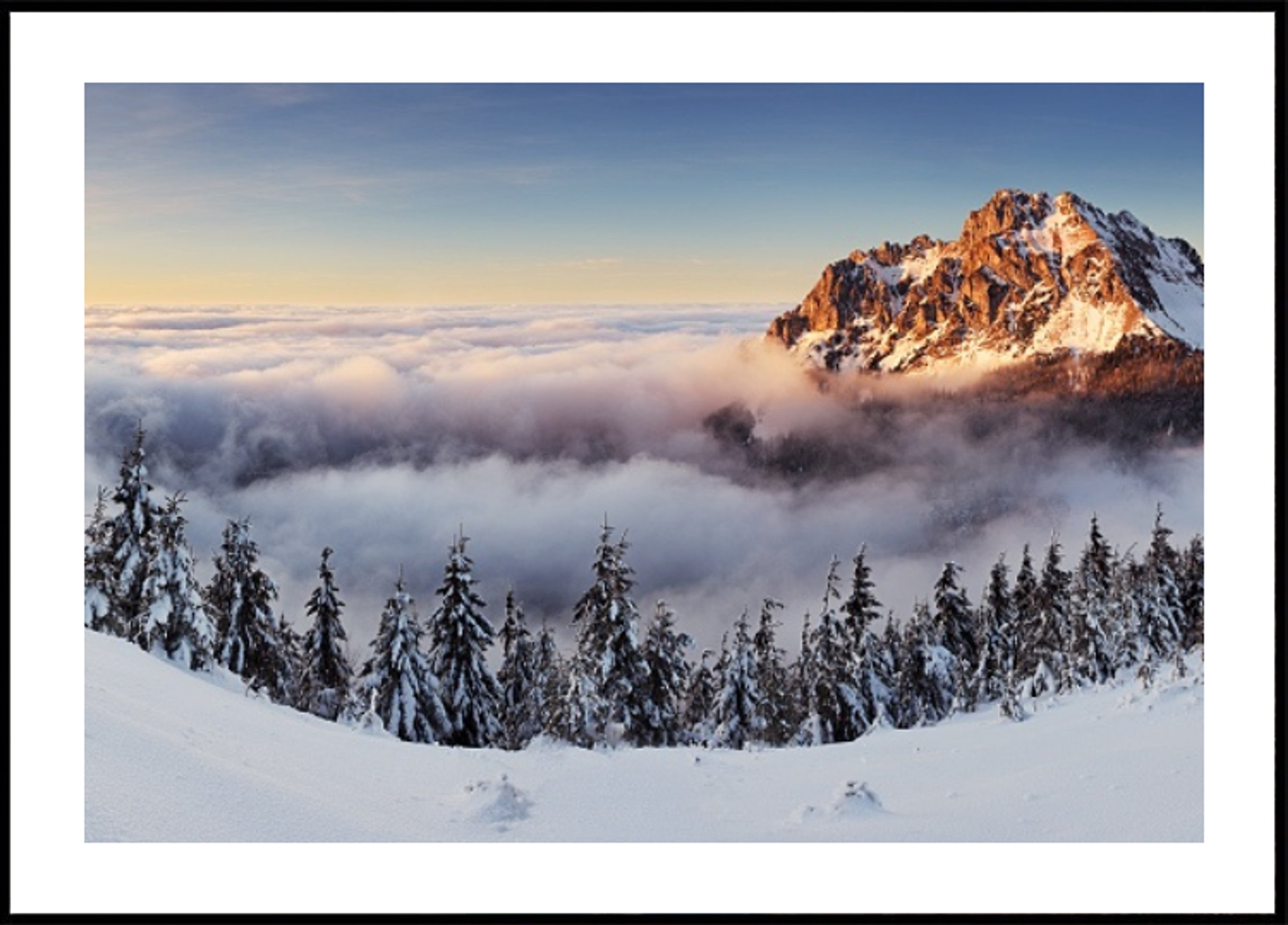 Montagne Dorée Au-dessus Des Nuages