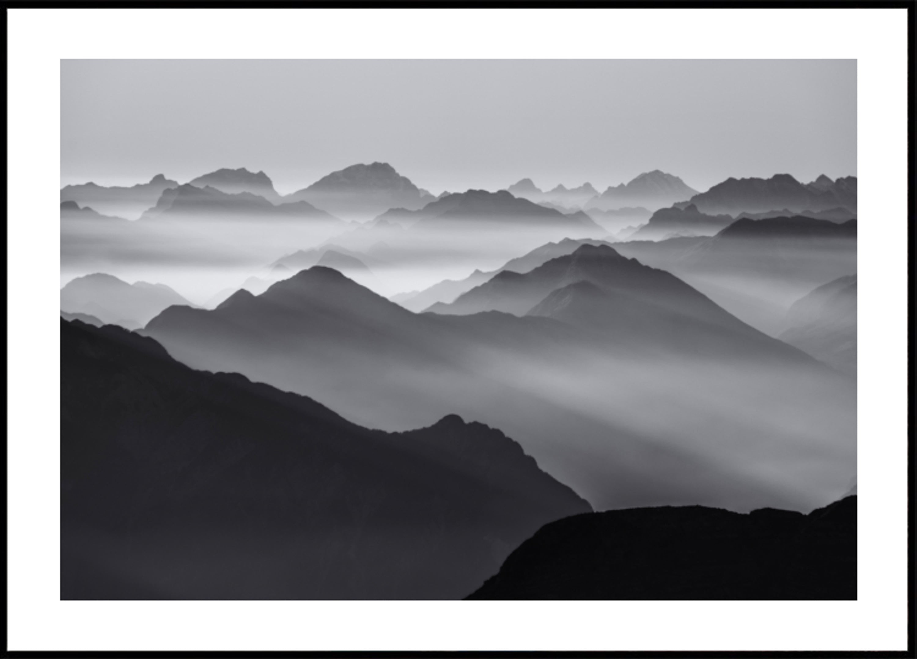 Lumière de montagne brumeuse