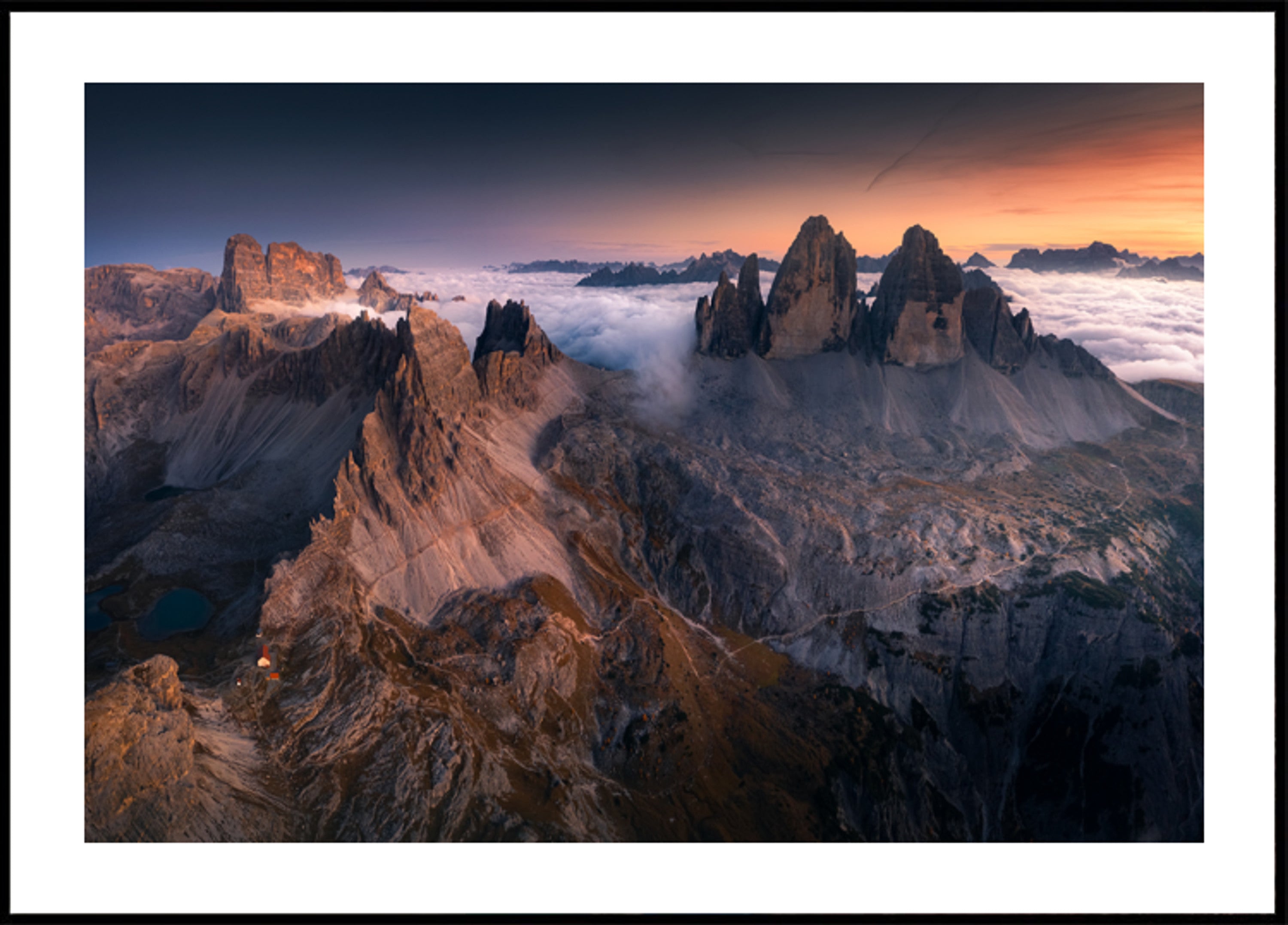 Pics majestueux au-dessus des nuages