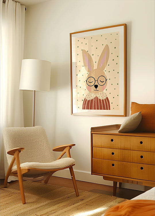 un salon cosy avec un fauteuil beige, une commode en bois et une photo encadrée d'un lapin portant des lunettes.